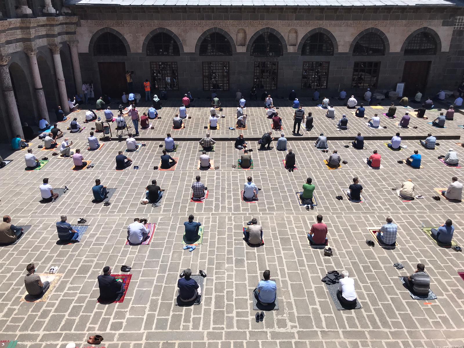 Foto: Diyarbakır’da salgın gölgesinde ilk cuma namazı